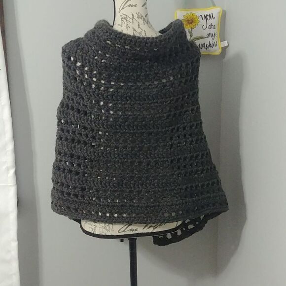 Just in! Handmade Crocheted Dark Grey Wool/Acrylic Thick & Heavy Shawl/Poncho - Picture 5 of 6